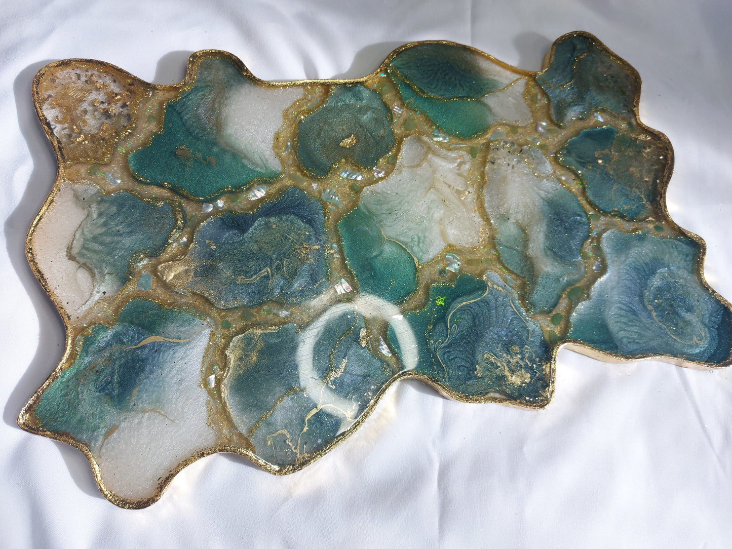 Plateau de service en résine géode émeraude avec poignées dorées