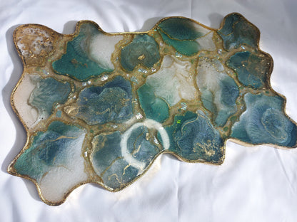 Plateau de service en résine géode émeraude avec poignées dorées
