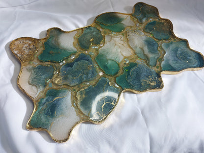 Plateau de service en résine géode émeraude avec poignées dorées