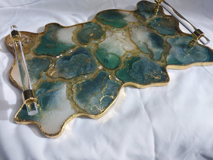 Plateau de service en résine géode émeraude avec poignées dorées