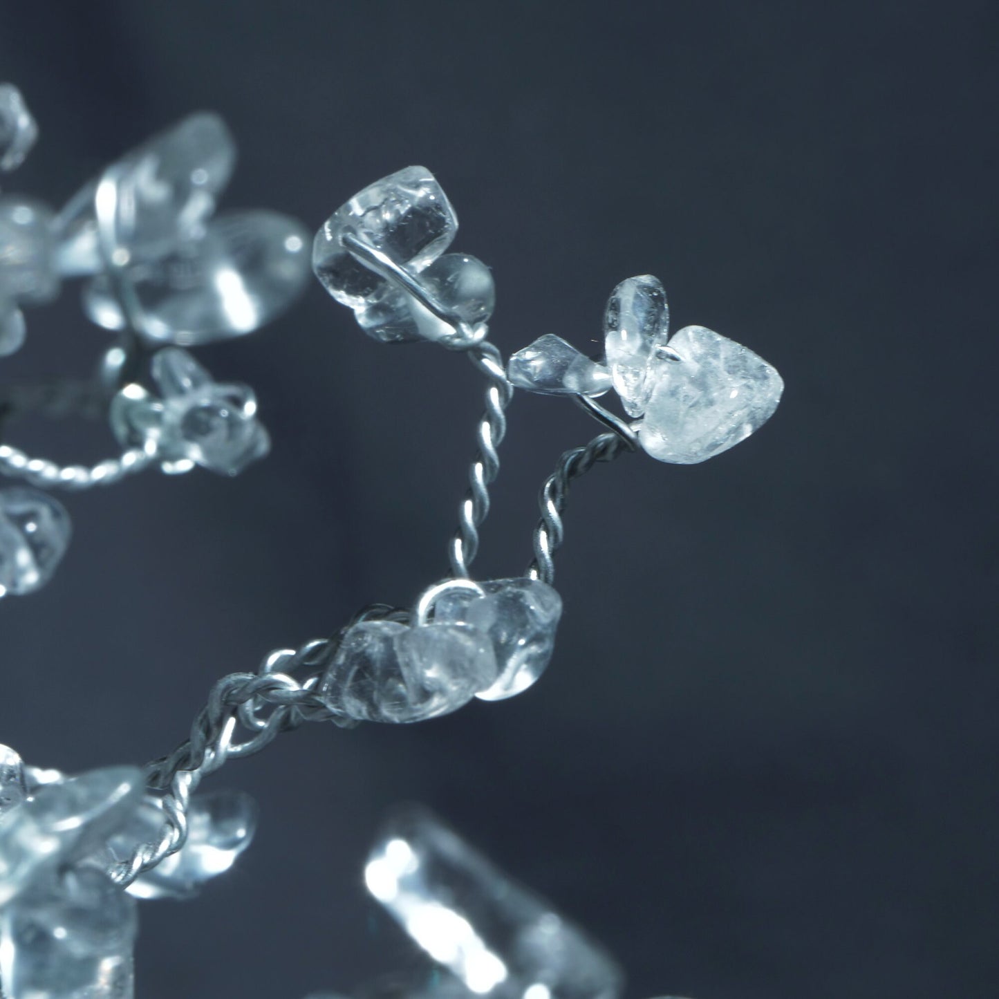 Sculpture d'arbre en fil de cristal