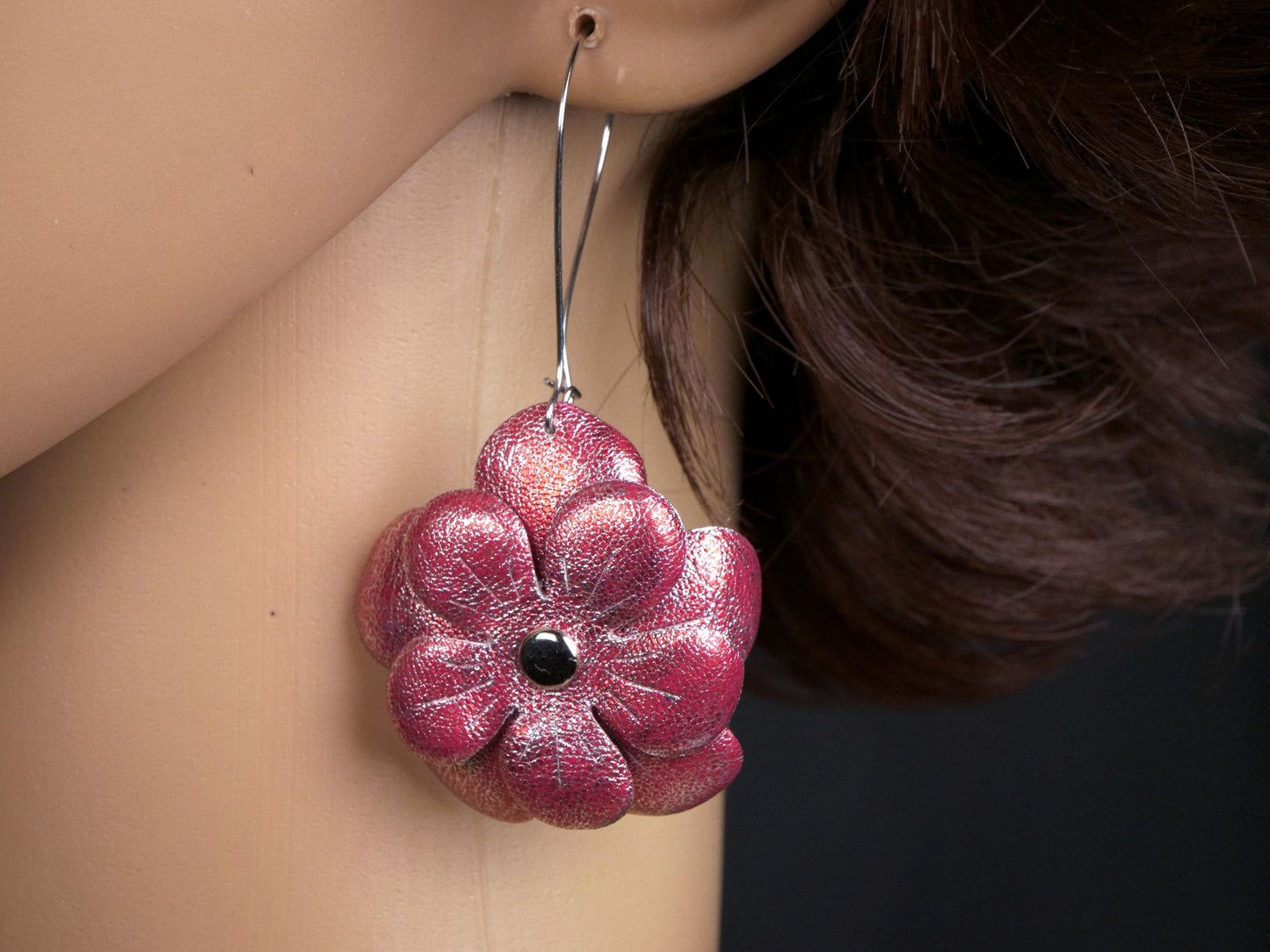 Boucles d'oreilles pendantes en cuir sculpté en fleur