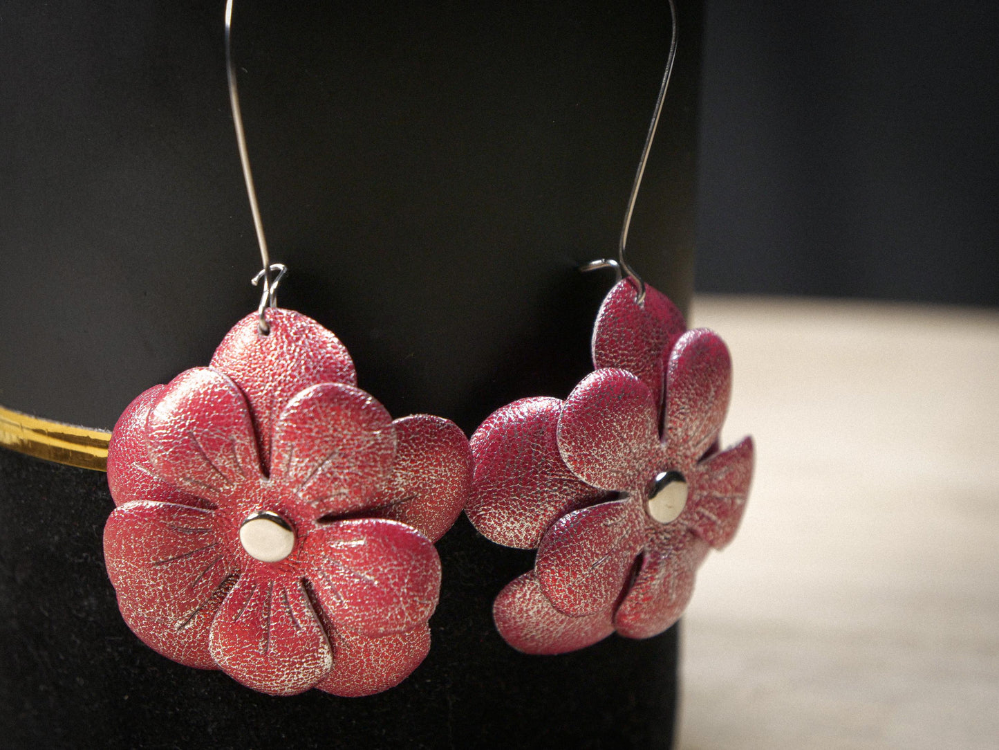 Boucles d'oreilles pendantes en cuir sculpté en fleur