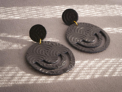 Boucles d'oreilles pendantes en cuir noir à découpes géométriques